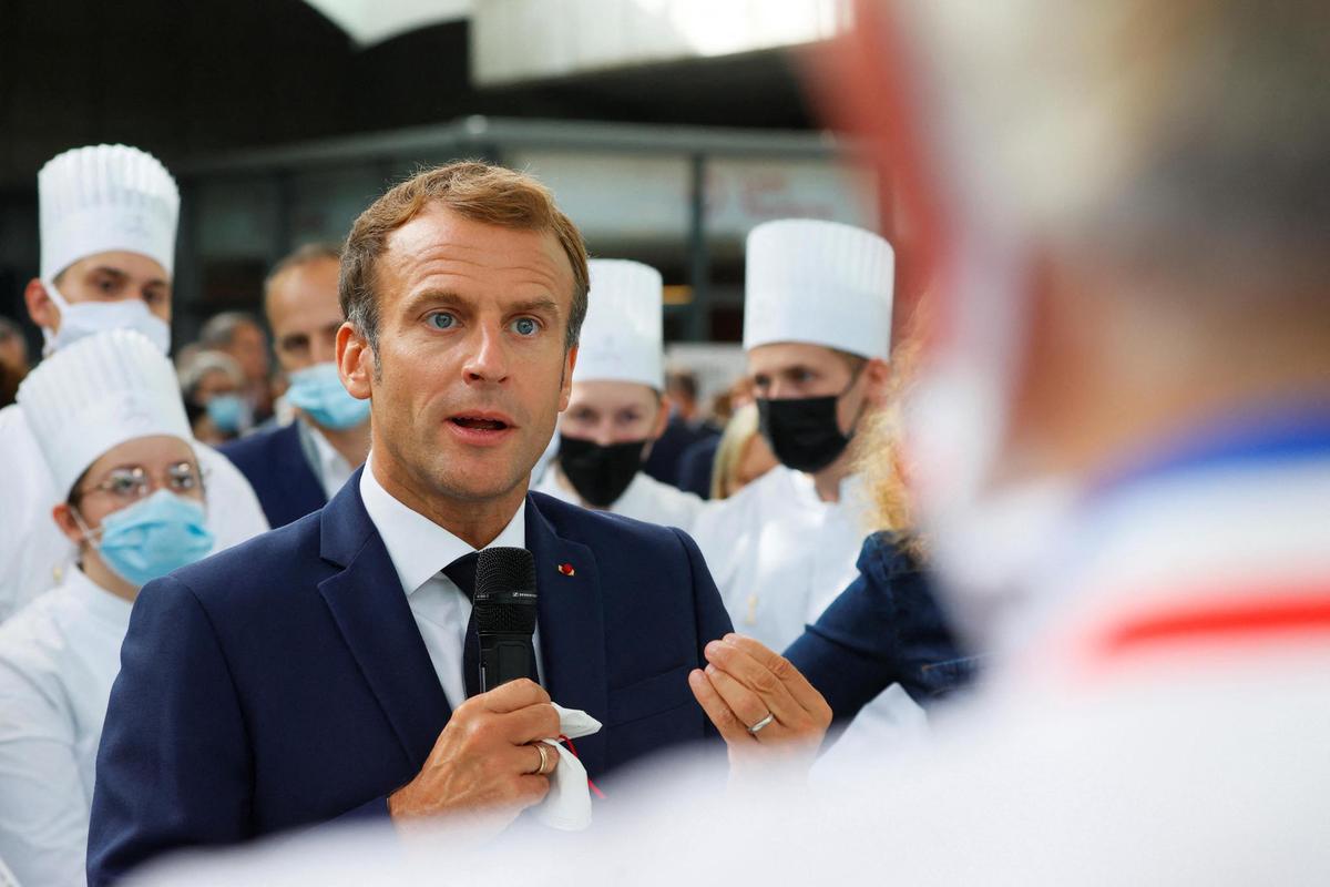 Emmanuel Macron visé par un jet d’œuf