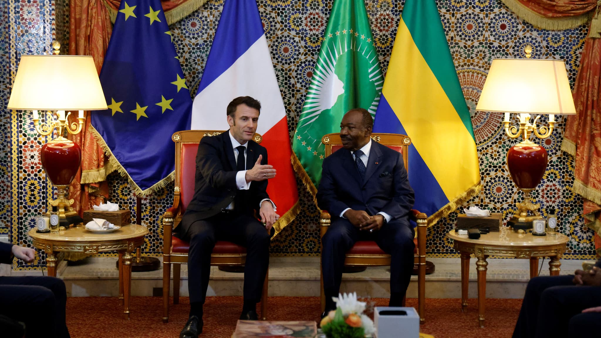 Gabon : Emmanuel Macron tue « la Françafrique des leçons de morale »